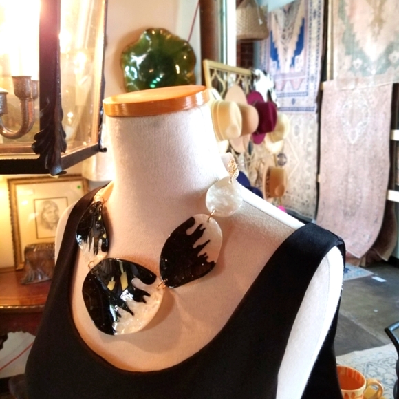 Black and white Acrylic Necklace & Earrings Set with Goldtone findings - Picture 11 of 16